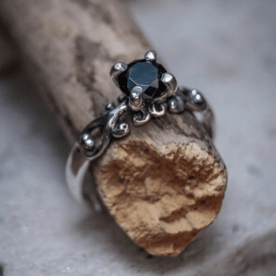Solitário Frigg em Prata 925 com Zircônia preta – Joia Artesanal Maktub Pratas