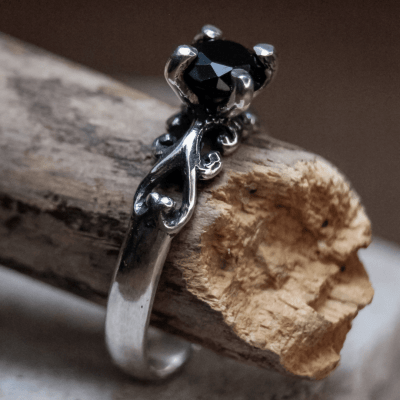 Solitário Frigg em Prata 925 com Zircônia preta – Joia Artesanal Maktub Pratas