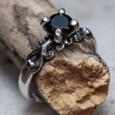 Solitário Frigg em Prata 925 com Zircônia preta – Joia Artesanal Maktub Pratas