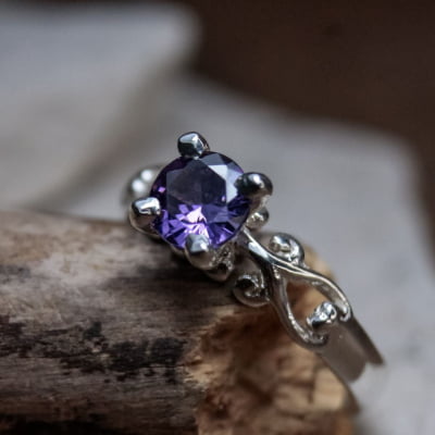 Solitário Frigg em Prata 925 com Zircônia roxa – Joia Artesanal Maktub Pratas