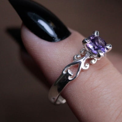 Solitário Frigg em Prata 925 com Zircônia roxa – Joia Artesanal Maktub Pratas