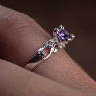 Solitário Frigg em Prata 925 com Zircônia roxa – Joia Artesanal Maktub Pratas