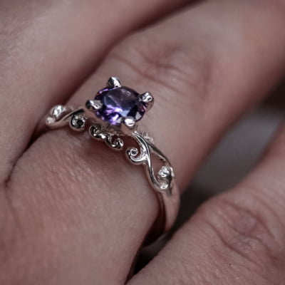 Solitário Frigg em Prata 925 com Zircônia roxa – Joia Artesanal Maktub Pratas