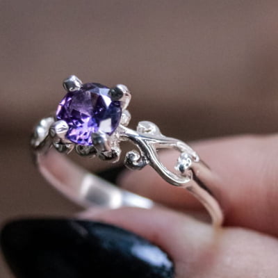 Solitário Frigg em Prata 925 com Zircônia roxa – Joia Artesanal Maktub Pratas