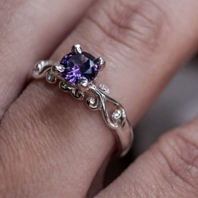 Solitário Frigg em Prata 925 com Zircônia roxa – Joia Artesanal Maktub Pratas