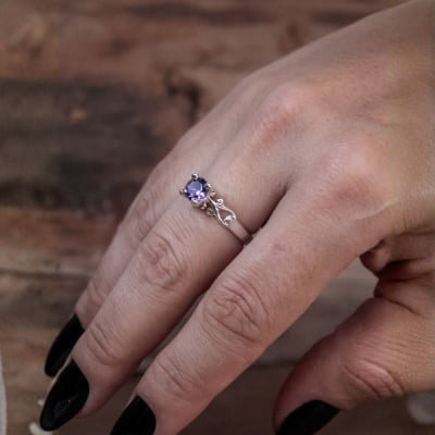 Solitário Frigg em Prata 925 com Zircônia roxa – Joia Artesanal Maktub Pratas