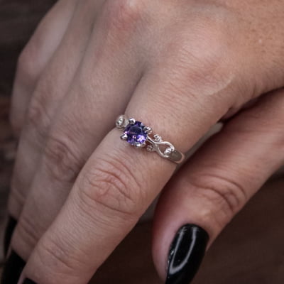 Solitário Frigg em Prata 925 com Zircônia roxa – Joia Artesanal Maktub Pratas