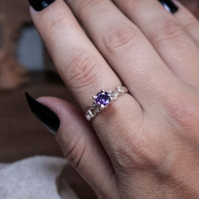 Solitário Frigg em Prata 925 com Zircônia roxa – Joia Artesanal Maktub Pratas