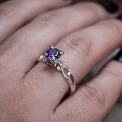 Solitário Frigg em Prata 925 com Zircônia roxa – Joia Artesanal Maktub Pratas