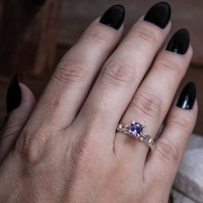 Solitário Frigg em Prata 925 com Zircônia roxa – Joia Artesanal Maktub Pratas