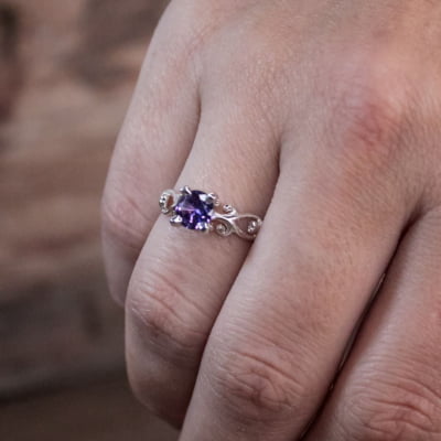 Solitário Frigg em Prata 925 com Zircônia roxa – Joia Artesanal Maktub Pratas