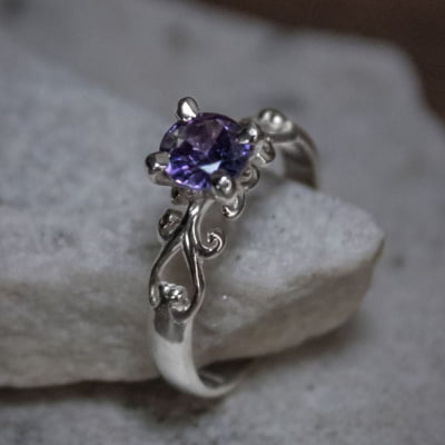 Solitário Frigg em Prata 925 com Zircônia roxa – Joia Artesanal Maktub Pratas