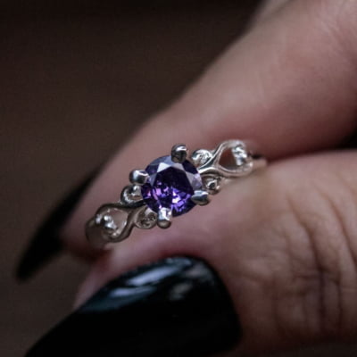 Solitário Frigg em Prata 925 com Zircônia roxa – Joia Artesanal Maktub Pratas