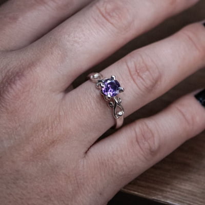 Solitário Frigg em Prata 925 com Zircônia roxa – Joia Artesanal Maktub Pratas