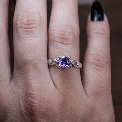 Solitário Frigg em Prata 925 com Zircônia roxa – Joia Artesanal Maktub Pratas