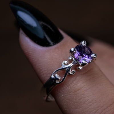 Solitário Frigg em Prata 925 com Zircônia roxa – Joia Artesanal Maktub Pratas