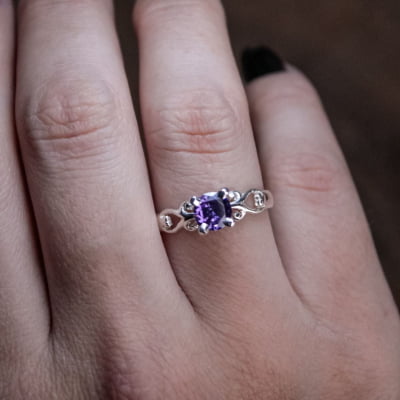 Solitário Frigg em Prata 925 com Zircônia roxa – Joia Artesanal Maktub Pratas