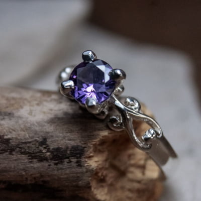 Solitário Frigg em Prata 925 com Zircônia roxa – Joia Artesanal Maktub Pratas