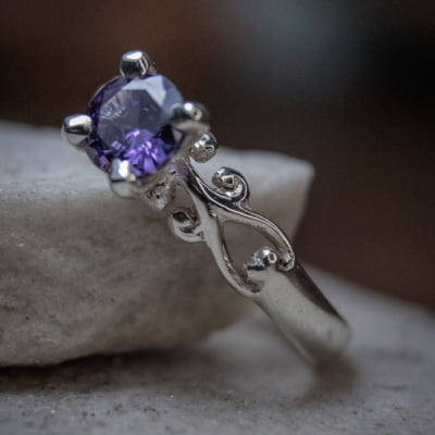 Solitário Frigg em Prata 925 com Zircônia roxa – Joia Artesanal Maktub Pratas