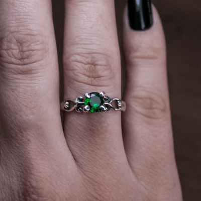Solitário Frigg em Prata 925 com Zircônia verde – Joia Artesanal Maktub Pratas
