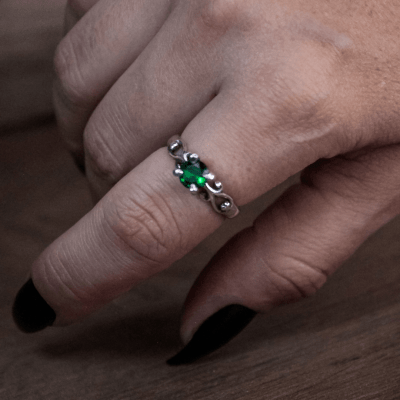 Solitário Frigg em Prata 925 com Zircônia verde – Joia Artesanal Maktub Pratas