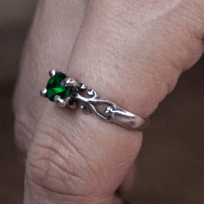Solitário Frigg em Prata 925 com Zircônia verde – Joia Artesanal Maktub Pratas