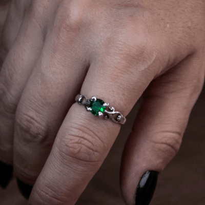Solitário Frigg em Prata 925 com Zircônia verde – Joia Artesanal Maktub Pratas