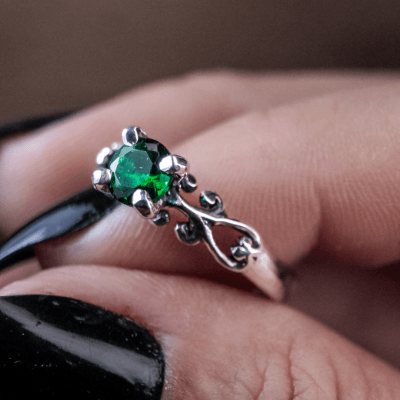 Solitário Frigg em Prata 925 com Zircônia verde – Joia Artesanal Maktub Pratas