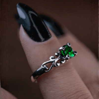 Solitário Frigg em Prata 925 com Zircônia verde – Joia Artesanal Maktub Pratas