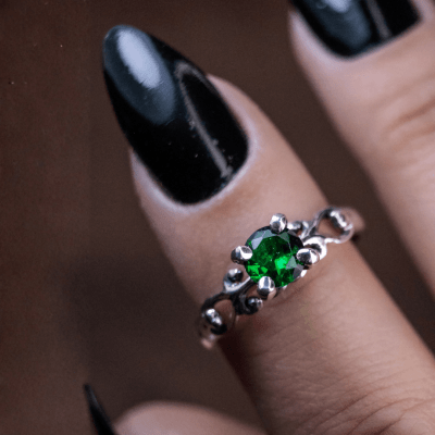 FRIGG - ANEL SOLITÁRIO EM PRATA 925 COM ZIRCÔNIA VERDE