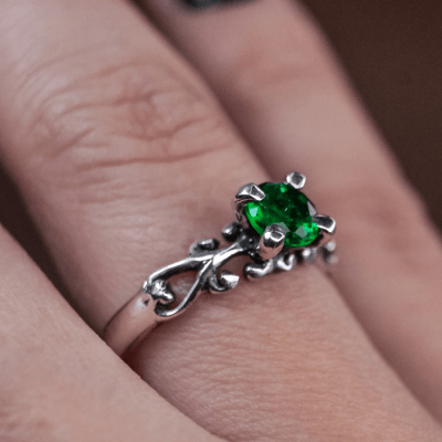 Solitário Frigg em Prata 925 com Zircônia verde – Joia Artesanal Maktub Pratas