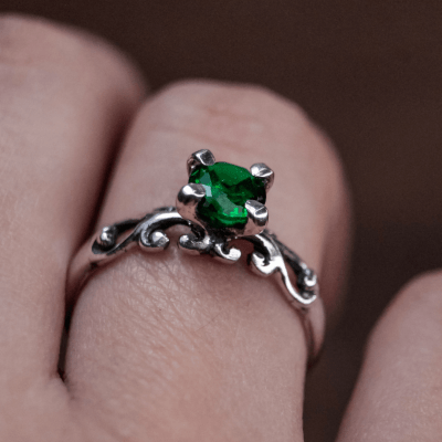 Solitário Frigg em Prata 925 com Zircônia verde – Joia Artesanal Maktub Pratas