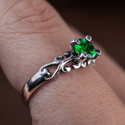 Solitário Frigg em Prata 925 com Zircônia verde – Joia Artesanal Maktub Pratas