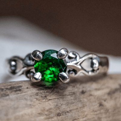 Solitário Frigg em Prata 925 com Zircônia verde – Joia Artesanal Maktub Pratas