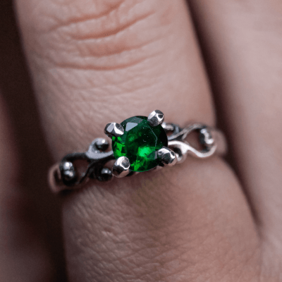 Solitário Frigg em Prata 925 com Zircônia verde – Joia Artesanal Maktub Pratas