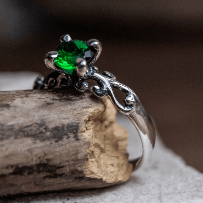 Solitário Frigg em Prata 925 com Zircônia verde – Joia Artesanal Maktub Pratas