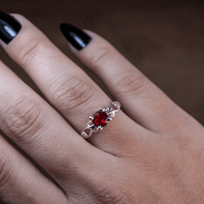 Solitário Frigg em Prata 925 com Zircônia vermelha – Joia Artesanal Maktub Pratas