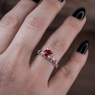Solitário Frigg em Prata 925 com Zircônia vermelha – Joia Artesanal Maktub Pratas