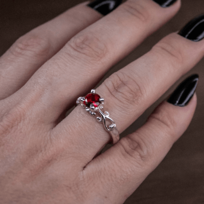 Solitário Frigg em Prata 925 com Zircônia vermelha – Joia Artesanal Maktub Pratas