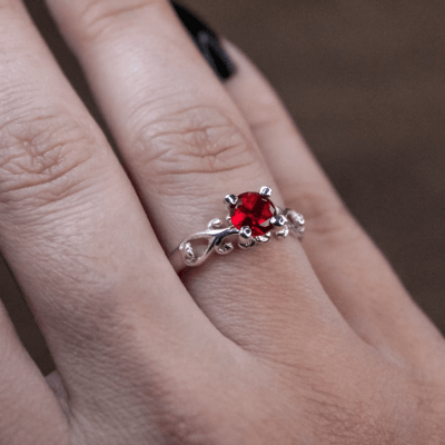 Solitário Frigg em Prata 925 com Zircônia vermelha – Joia Artesanal Maktub Pratas