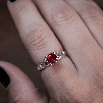 Solitário Frigg em Prata 925 com Zircônia vermelha – Joia Artesanal Maktub Pratas