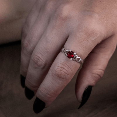 Solitário Frigg em Prata 925 com Zircônia vermelha – Joia Artesanal Maktub Pratas