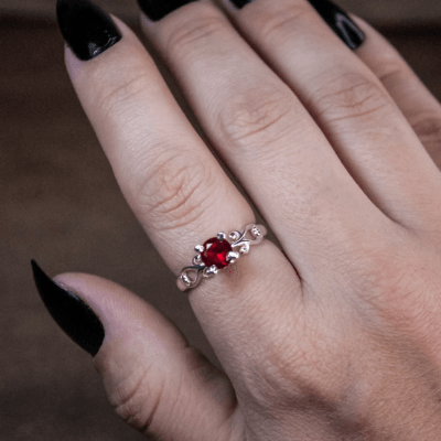 Solitário Frigg em Prata 925 com Zircônia vermelha – Joia Artesanal Maktub Pratas