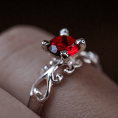 Solitário Frigg em Prata 925 com Zircônia vermelha – Joia Artesanal Maktub Pratas