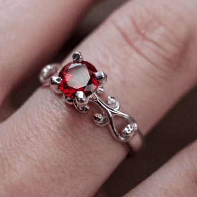 Solitário Frigg em Prata 925 com Zircônia vermelha – Joia Artesanal Maktub Pratas