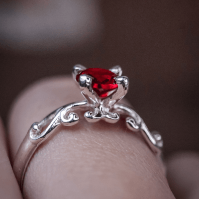 Solitário Frigg em Prata 925 com Zircônia vermelha – Joia Artesanal Maktub Pratas