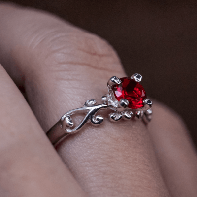 Solitário Frigg em Prata 925 com Zircônia vermelha – Joia Artesanal Maktub Pratas