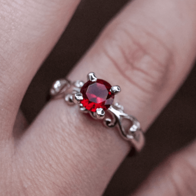 Solitário Frigg em Prata 925 com Zircônia vermelha – Joia Artesanal Maktub Pratas