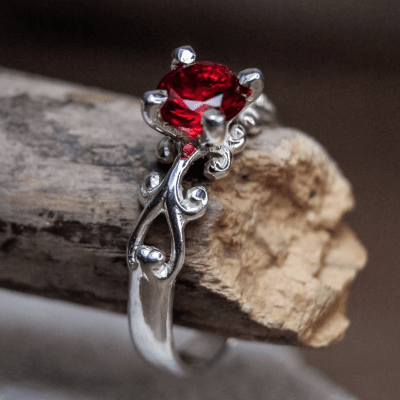 Solitário Frigg em Prata 925 com Zircônia vermelha – Joia Artesanal Maktub Pratas