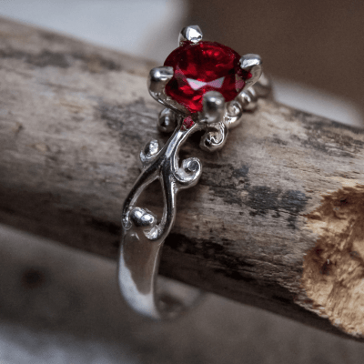 Solitário Frigg em Prata 925 com Zircônia vermelha – Joia Artesanal Maktub Pratas